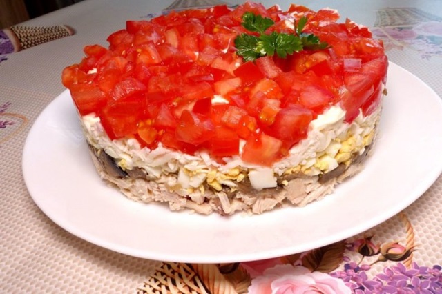 Слоеный салат с курицей, грибами и помидорами0