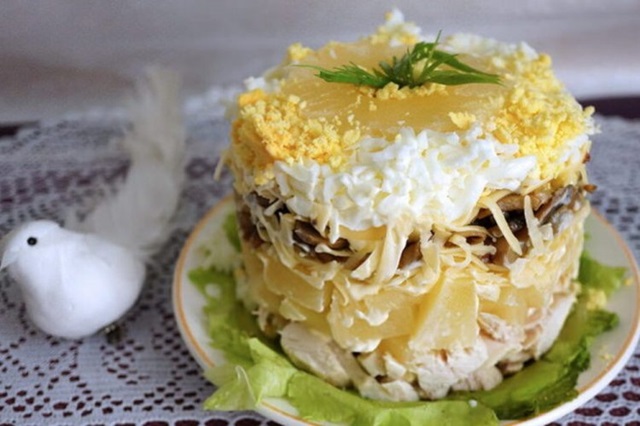 Слоеный салат с курицей, жареными грибами и ананасами0