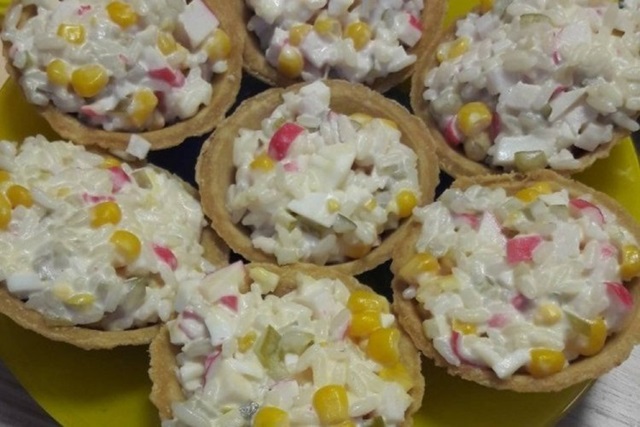 Тарталетки с крабовыми палочками и кукурузой0