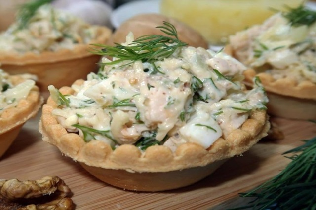 Тарталетки с курицей, огурцом и яйцами0