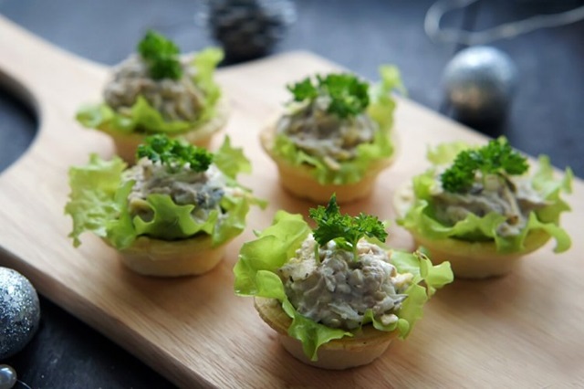 Тарталетки с тунцом, яйцами и огурцом0