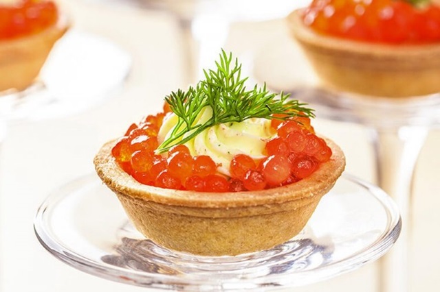 Тарталетки со сливочным сыром, красной икрой и васаби0