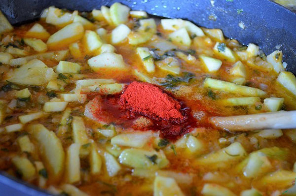 Кабачковые дольки в овощном соусе2
