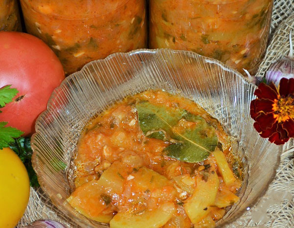 Кабачковые дольки в овощном соусе0