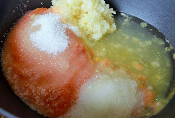 Кабачковые дольки в овощном соусе1