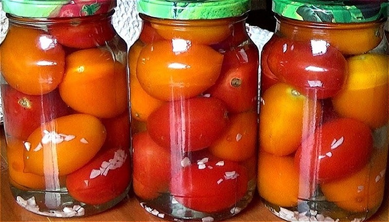 Маринованные помидоры на зиму в банках с чесноком — простой рецепт0