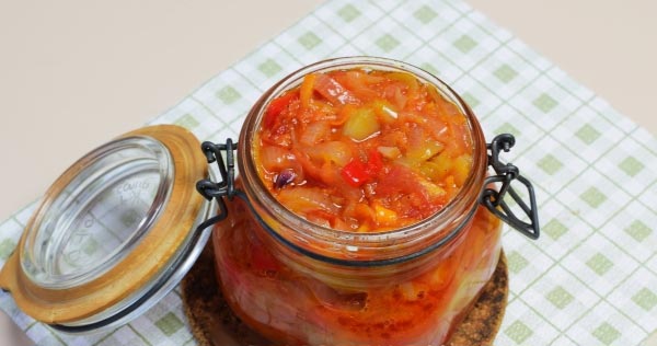 Салат на зиму из перца, помидоров, лука и моркови1