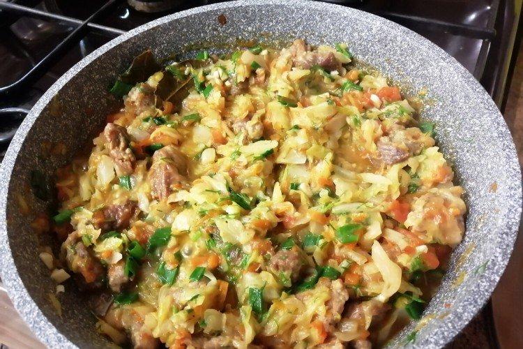 10 простых рецептов тушеной капусты с мясом10