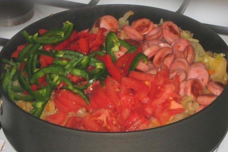 10 роскошных рецептов тушеной капусты с сосисками10