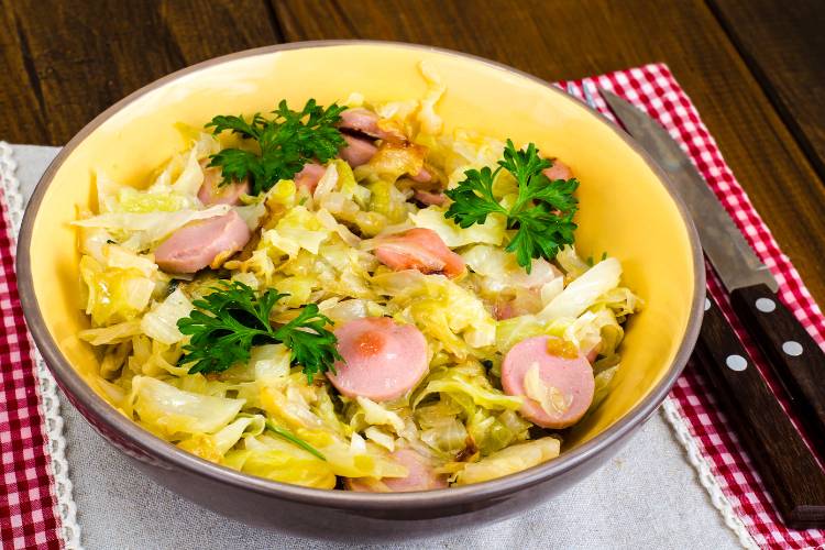 10 роскошных рецептов тушеной капусты с сосисками0